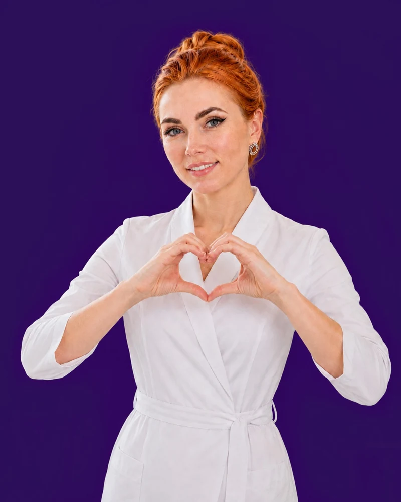 Юлия Серегина на фиолетовом фоне